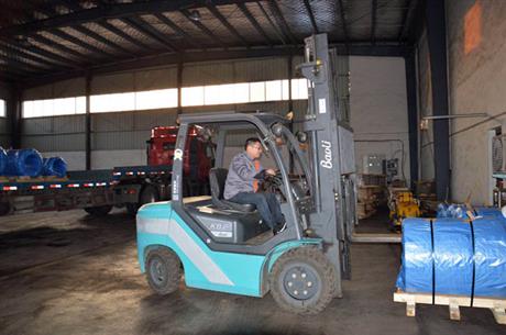 叉車(chē)裝卸貨物